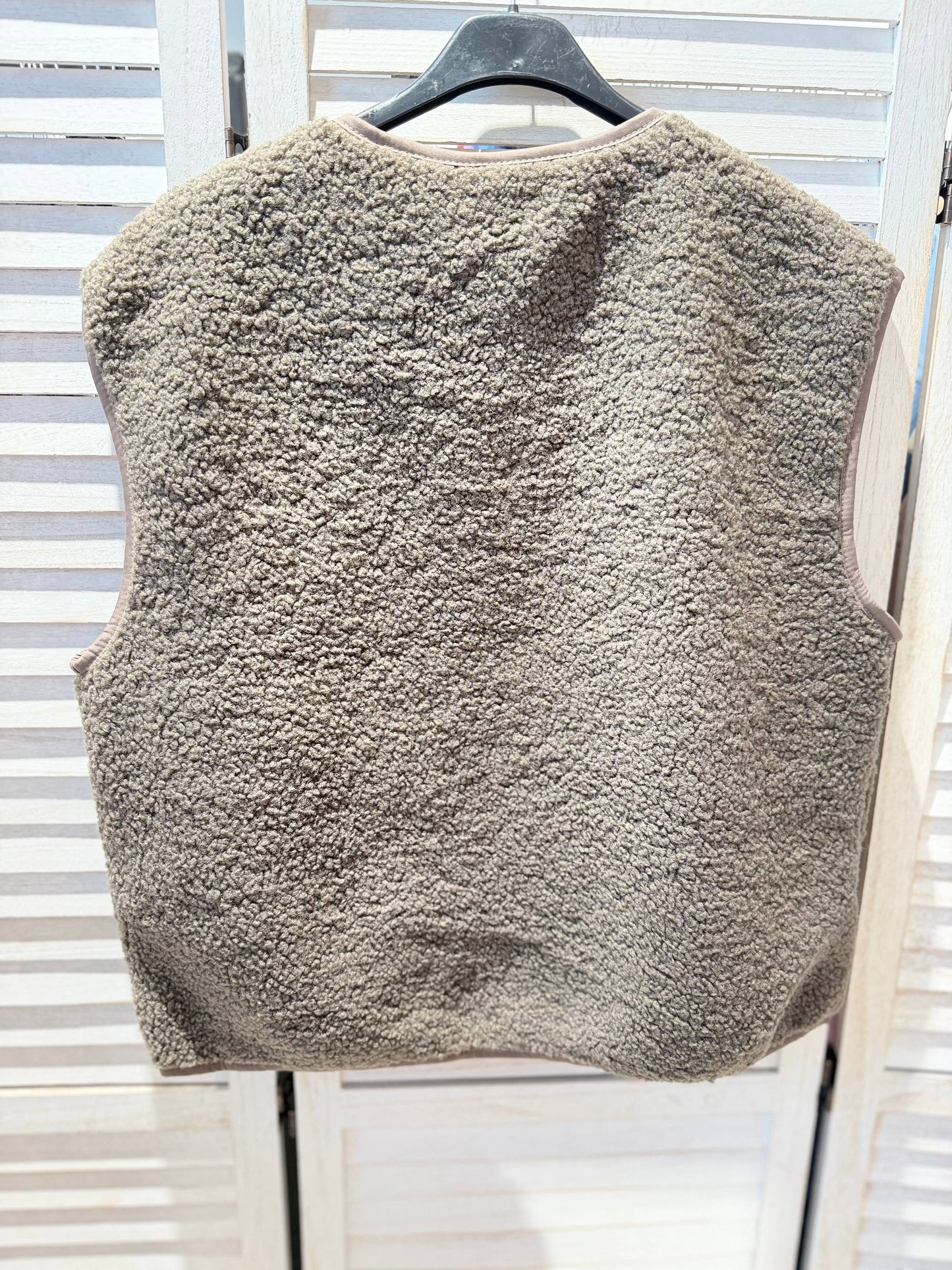 Gestreifte Teddyweste: Taupe / SIE