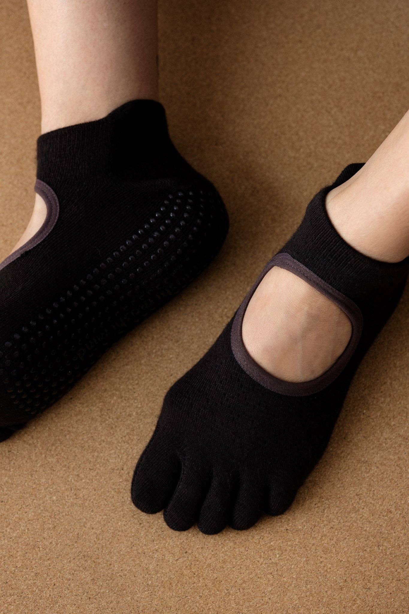 Zehensocken mit Anti-Rutsch-Funktion: Dark brown / One Size