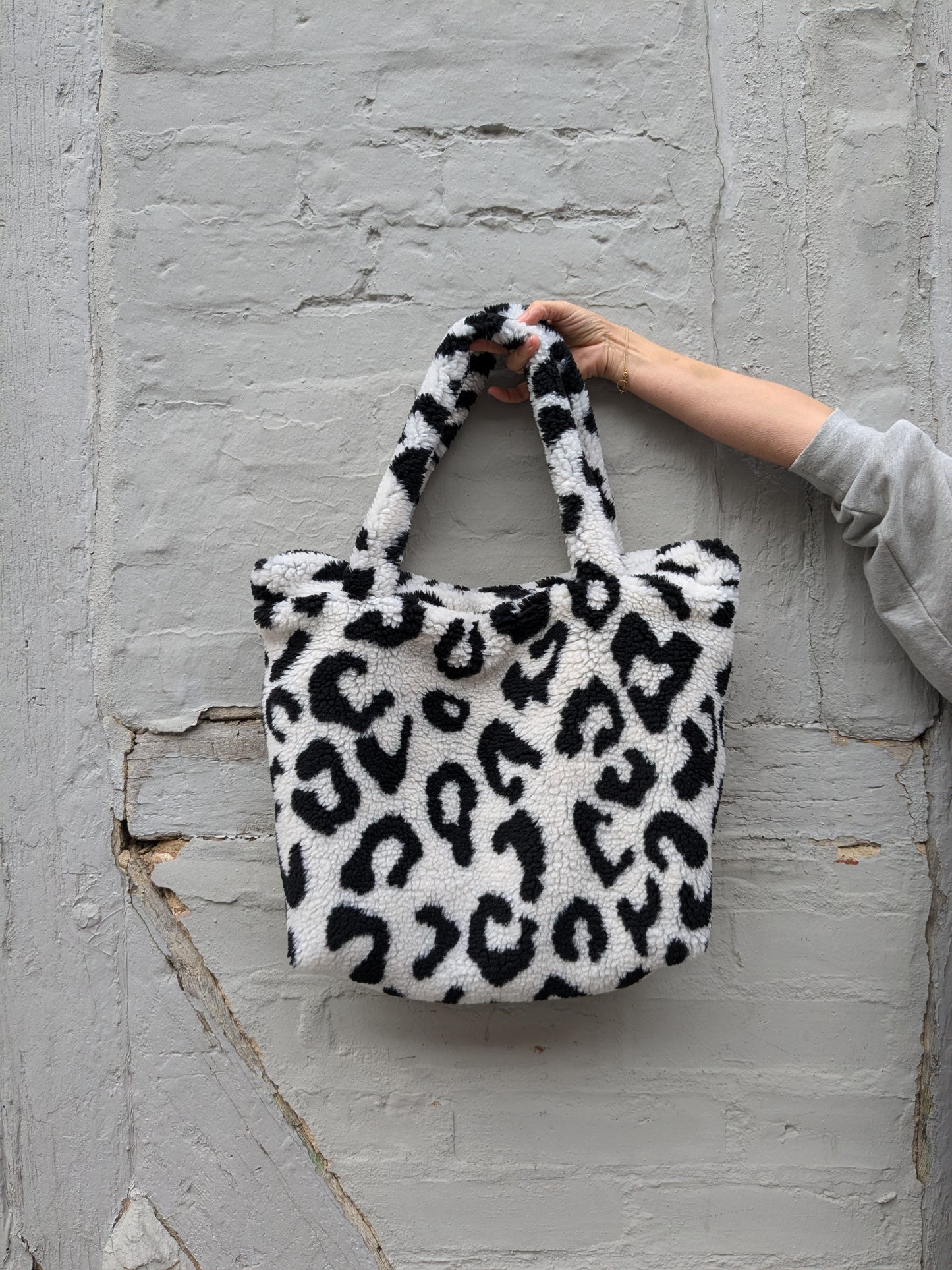 Teddy shoulder bag black / white