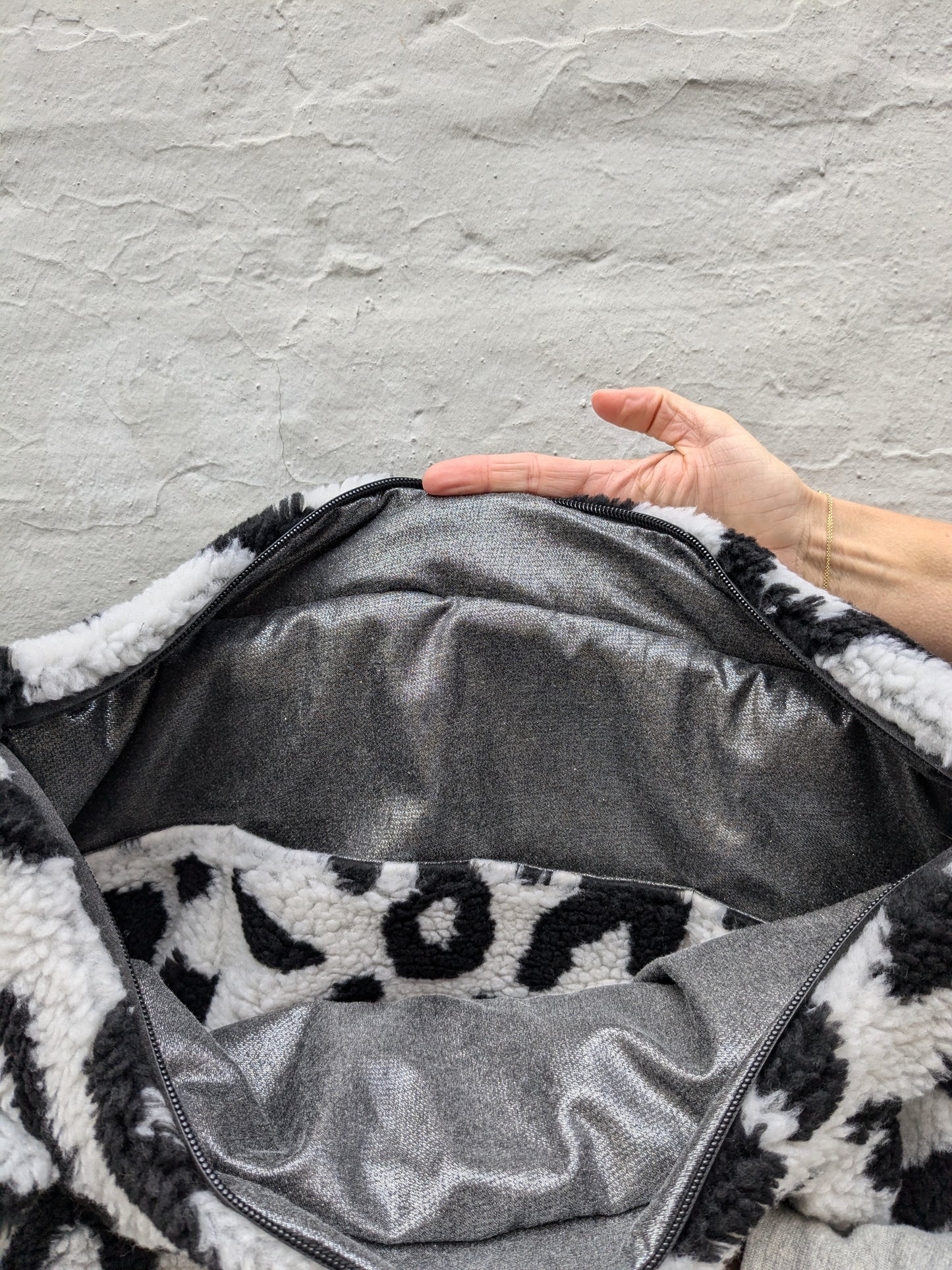 Teddy shoulder bag black / white