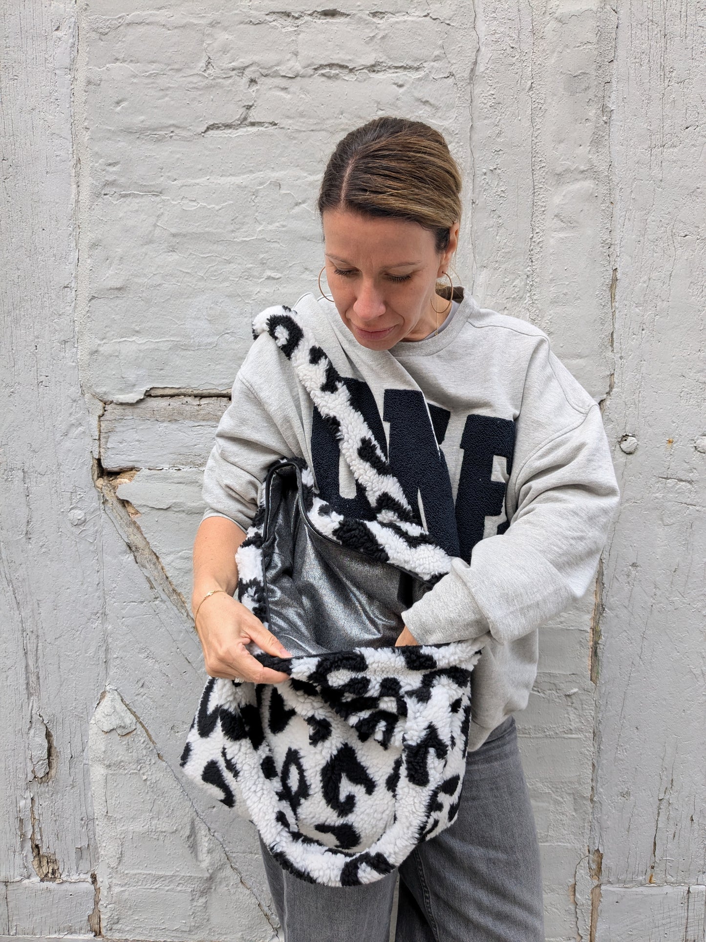 Teddy shoulder bag black / white