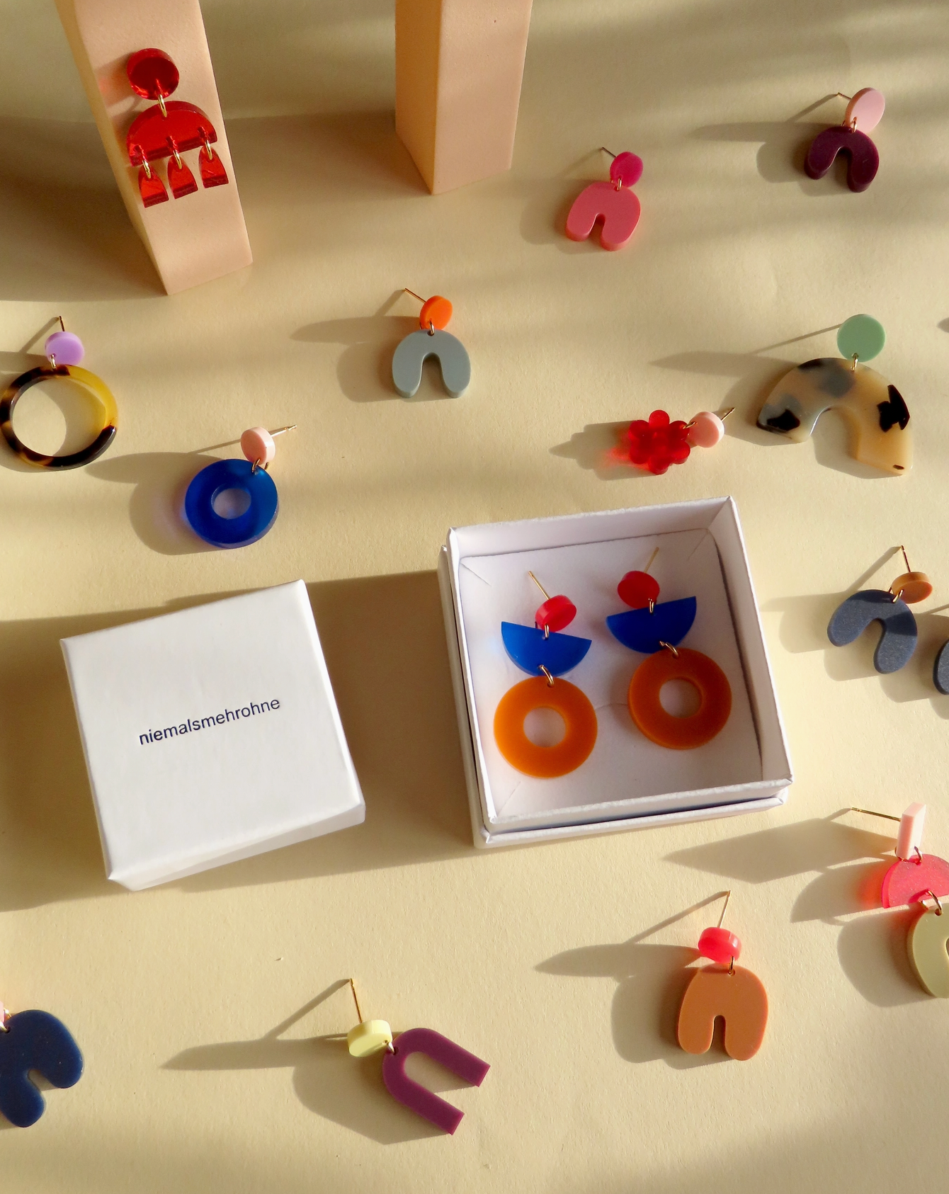 Hoops aus vergoldetem Edelstahl mit Toho Seed Perlen in blau rot: Gold