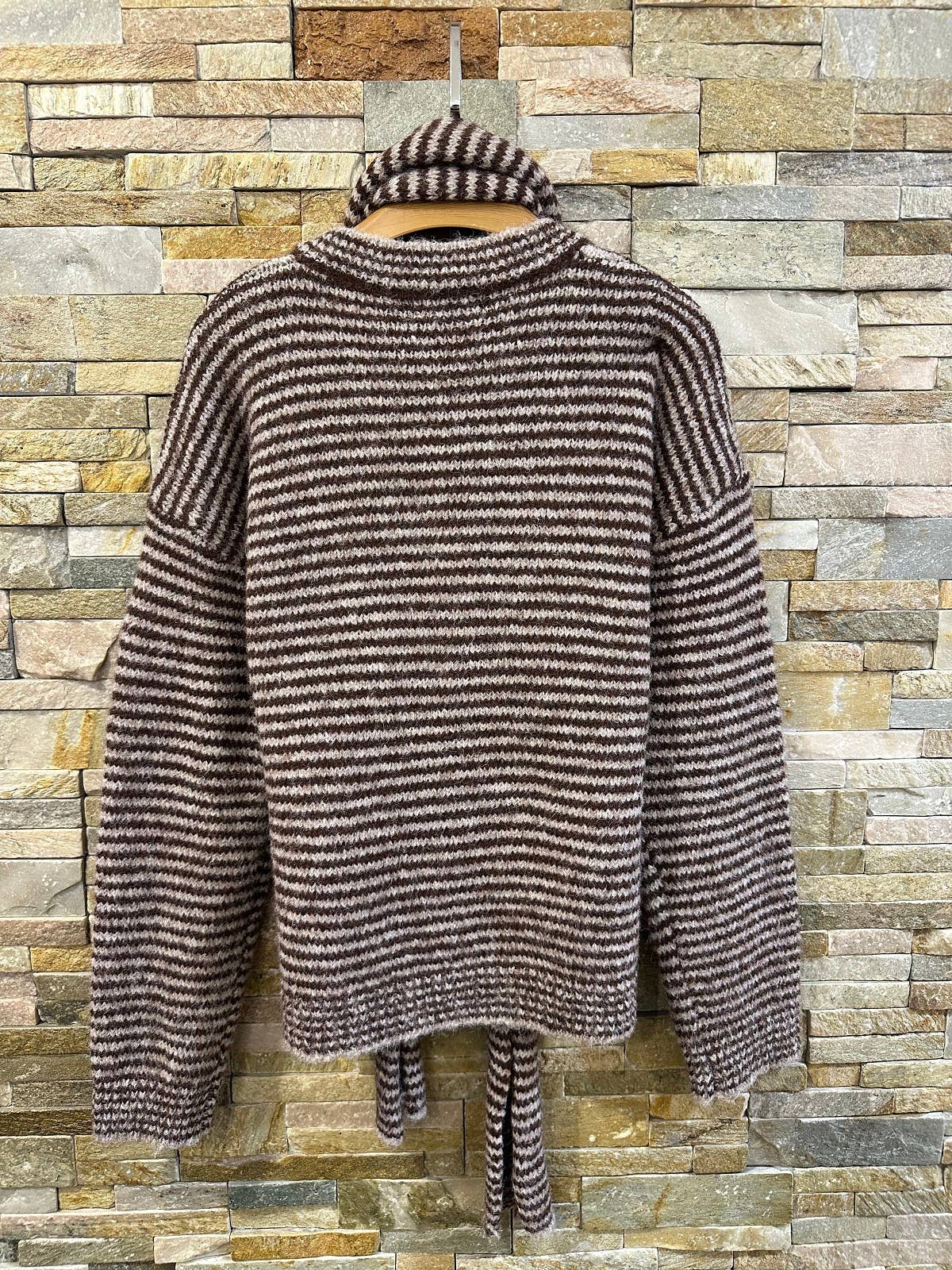 Gestreifter Strickcardigan mit passendem Schal AP165: Rot / Standardmäßig / Eine Größe