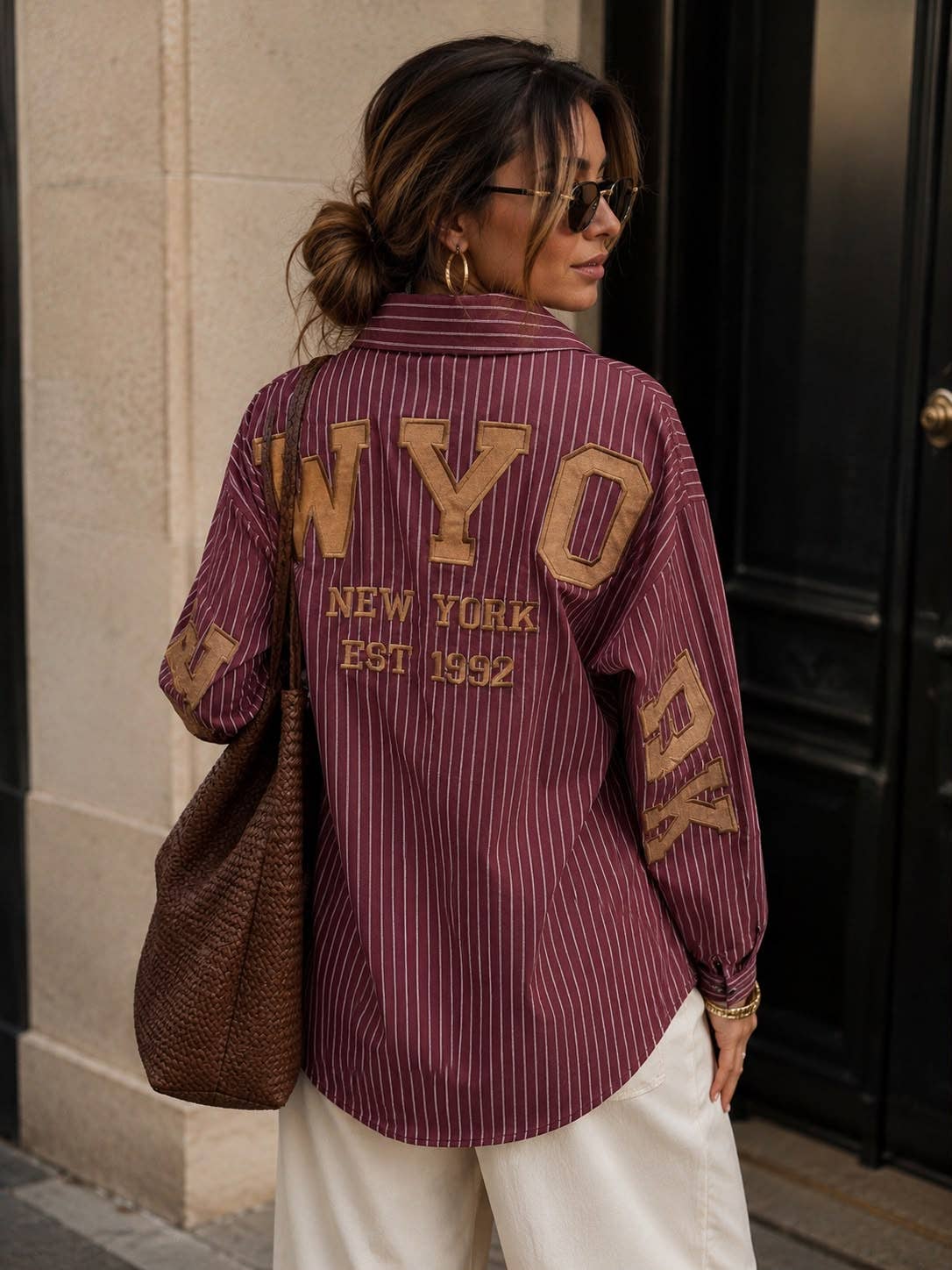 Oversize-gestreifte Damenbluse – Varsity-Stickereien New York: Brun / ML