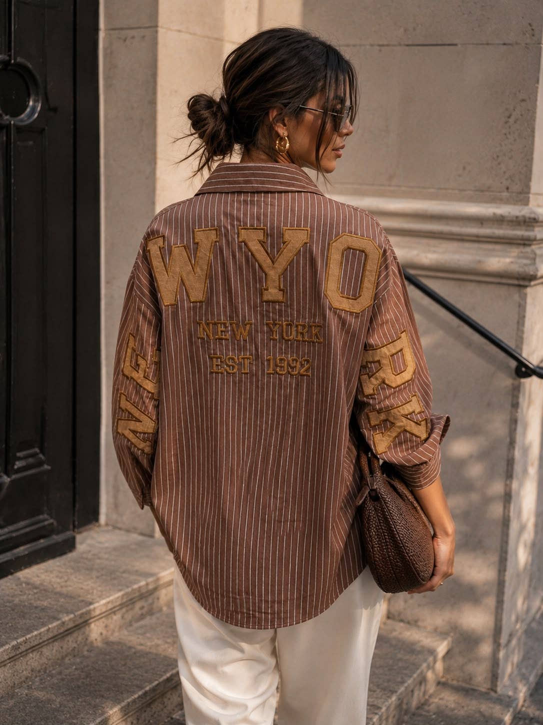 Oversize-gestreifte Damenbluse – Varsity-Stickereien New York: Brun / ML