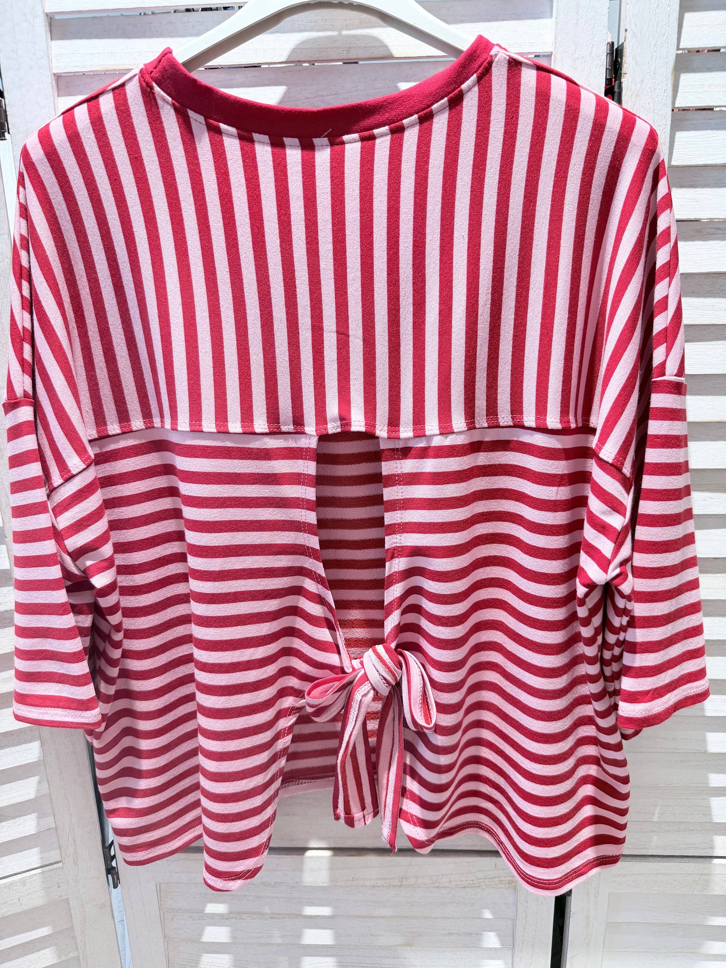 Gestreiftes T‑Shirt zum Knoten am Rücken: Rosa / SIE