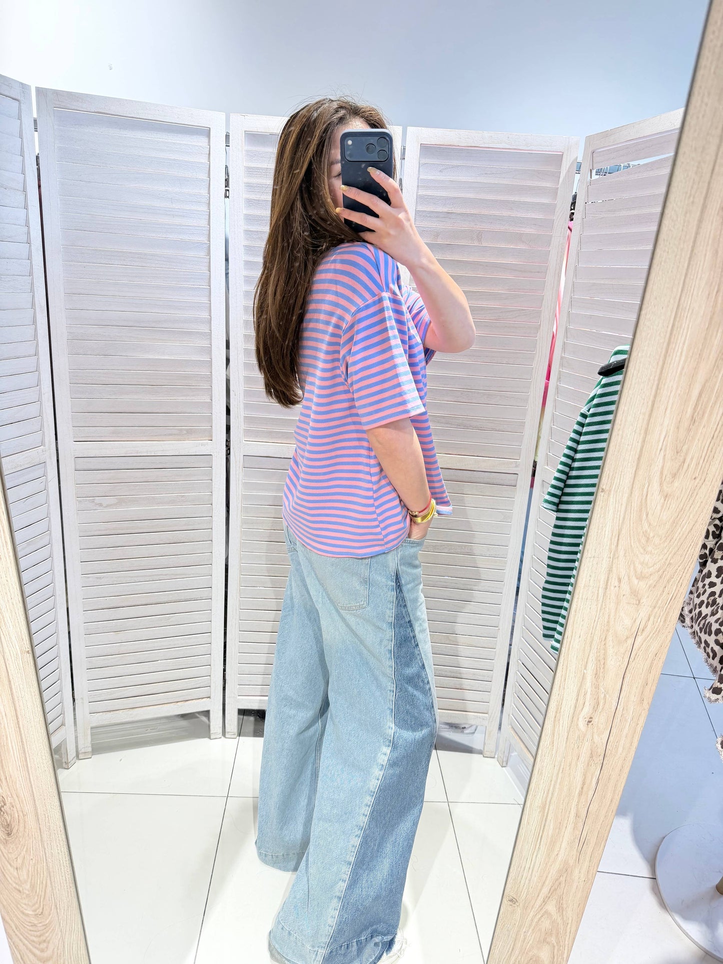Modernes gestreiftes T‑Shirt: Rose bébé / Taille unique