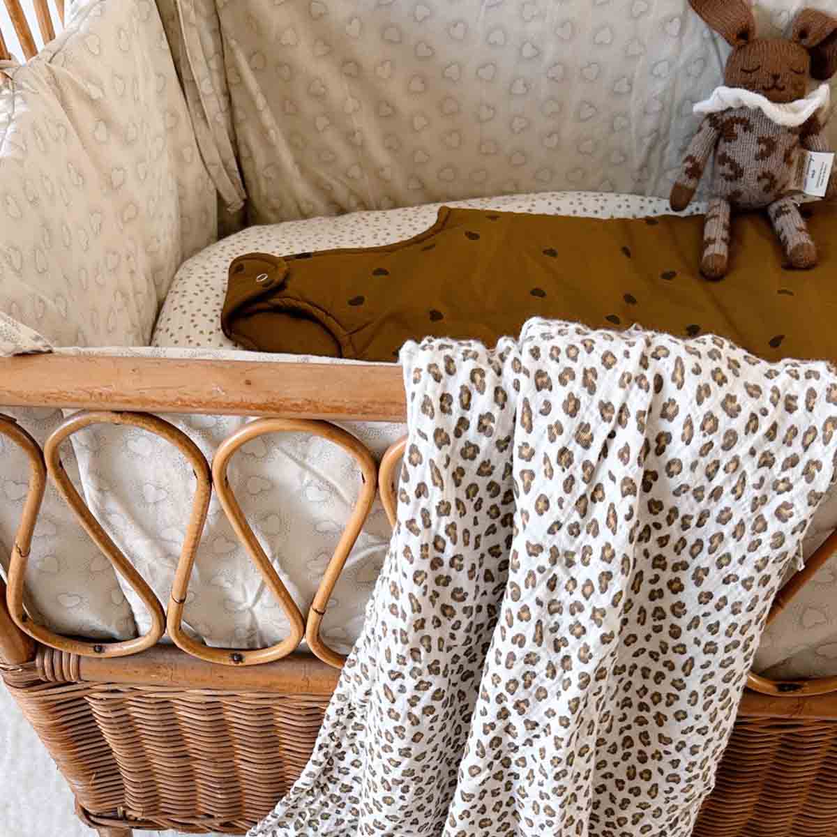 Bianca Mulltuch mit Mini-Leopardenmuster in Greige: MINI-LEOPARD / M 70x70