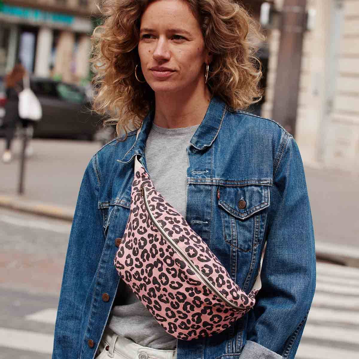 Damen Bauchtasche Graou mit Leopardenmuster: ERDBEERE / Graou