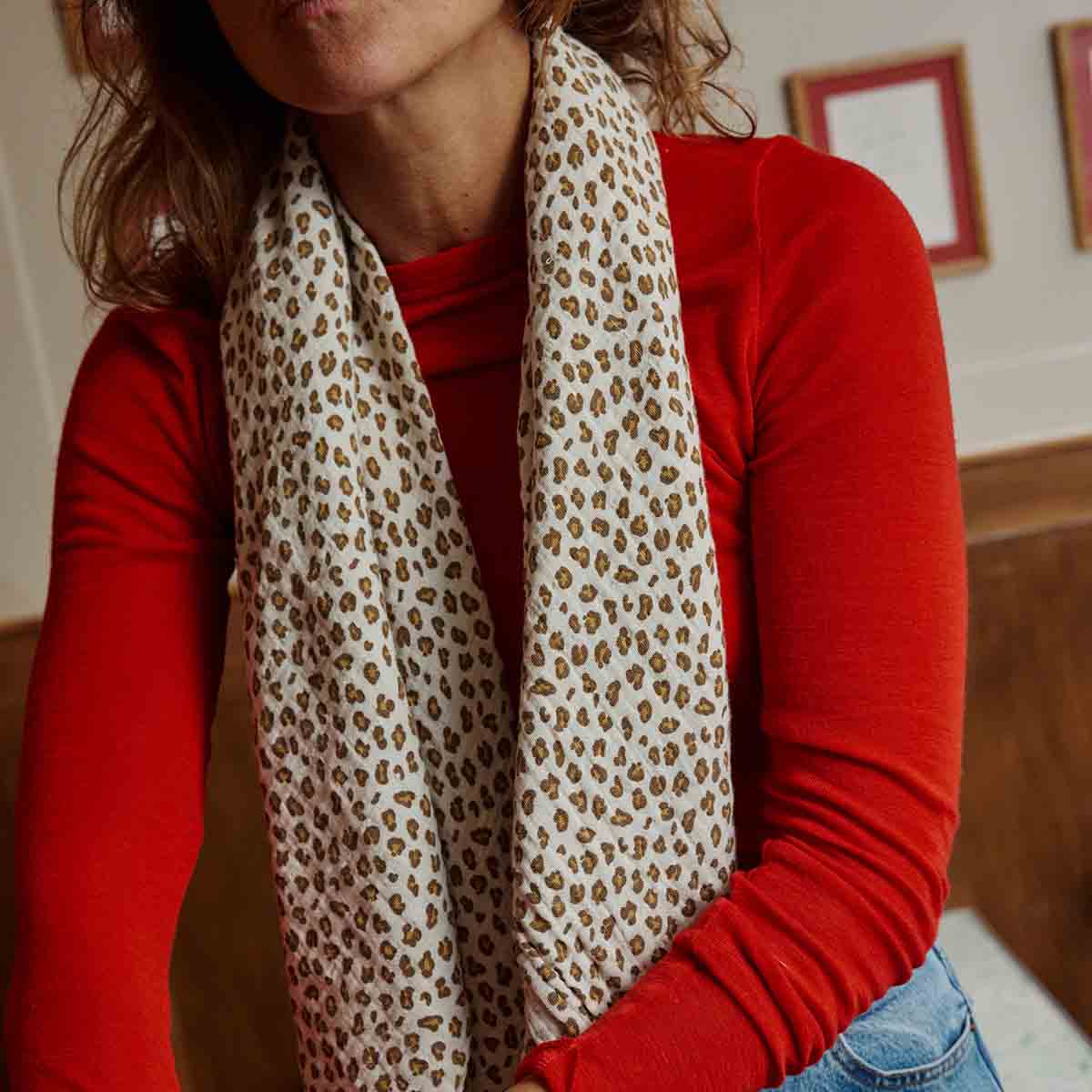 Bianca Mulltuch mit Mini-Leopardenmuster in Greige: MINI-LEOPARD / L 110*110