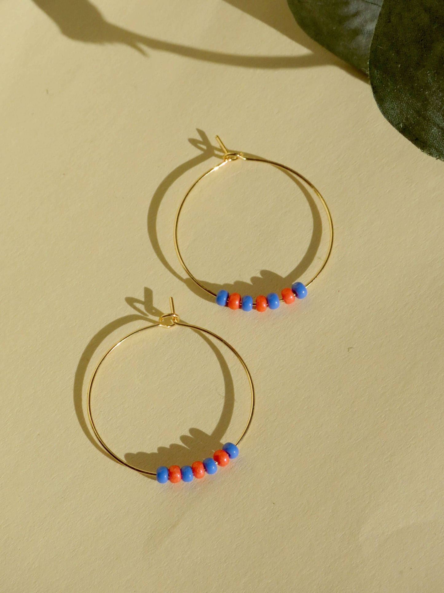 Hoops aus vergoldetem Edelstahl mit Toho Seed Perlen in blau rot: Gold