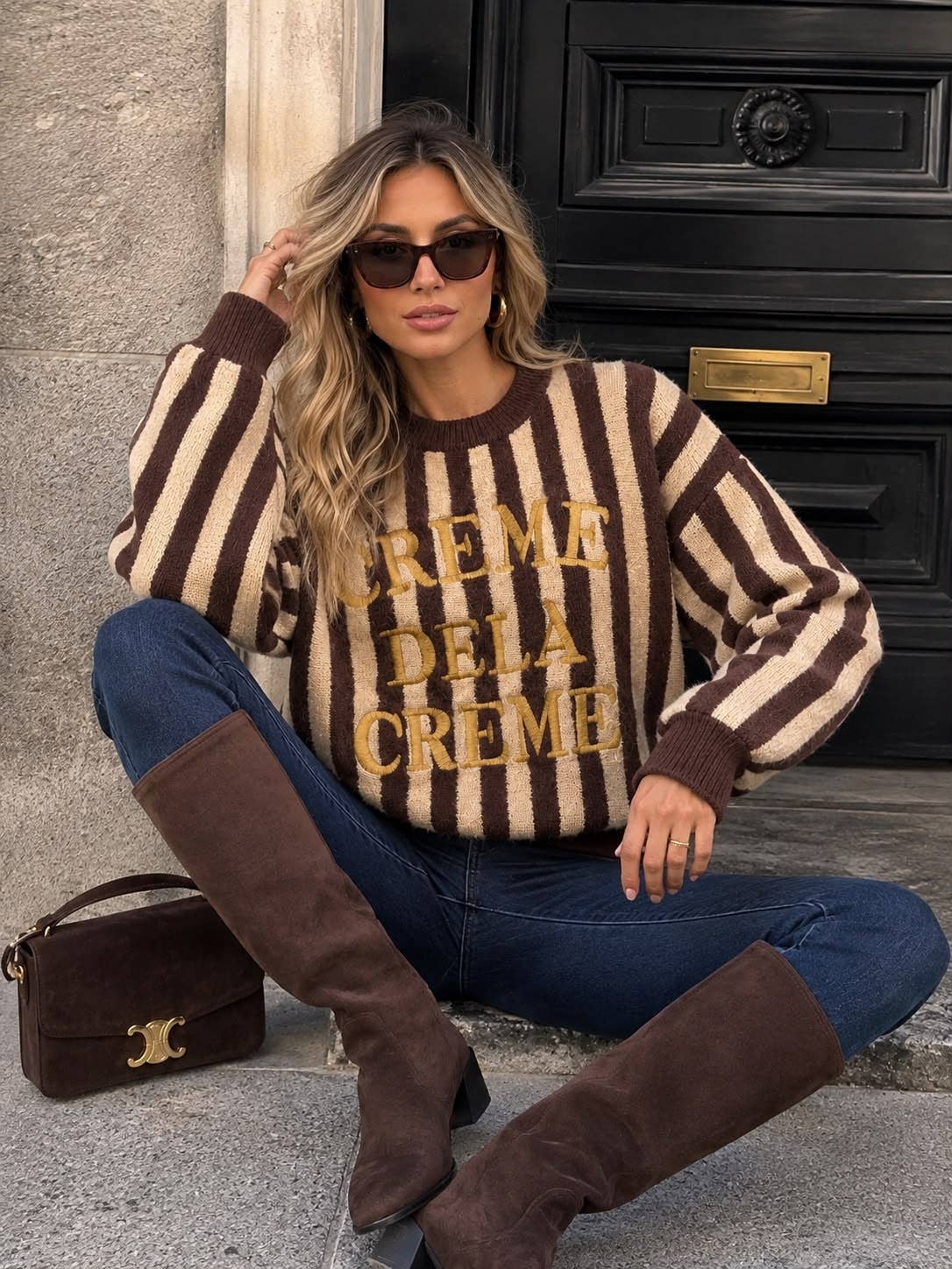Oversize-Damenpullover mit vertikalen Streifen – Stickerei „Crème de la Crème“ & weicher Strick: Braun / TU 38-42