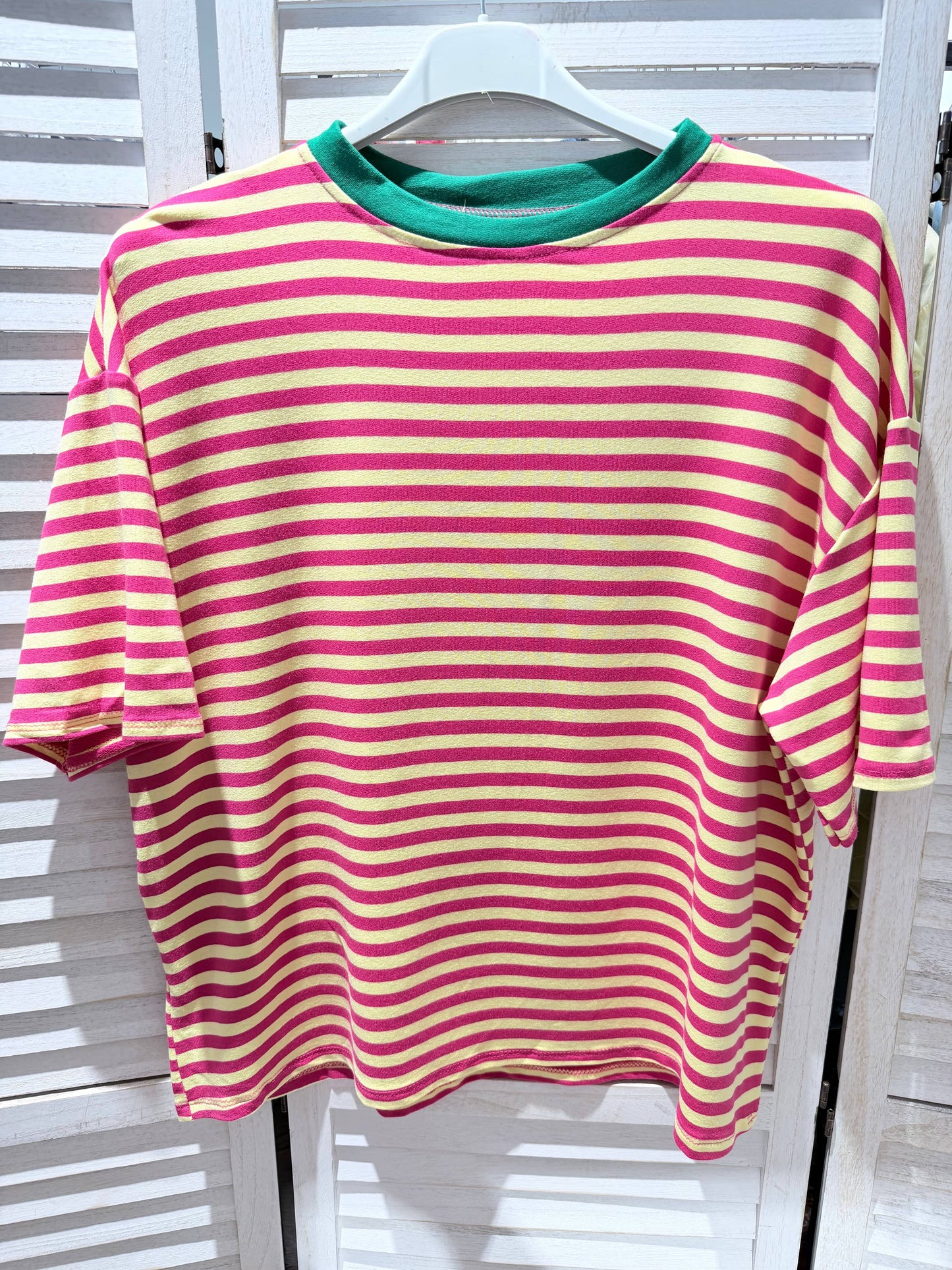 Gestreiftes T-Shirt mit Rundhalsausschnitt: Fuchsie / SIE