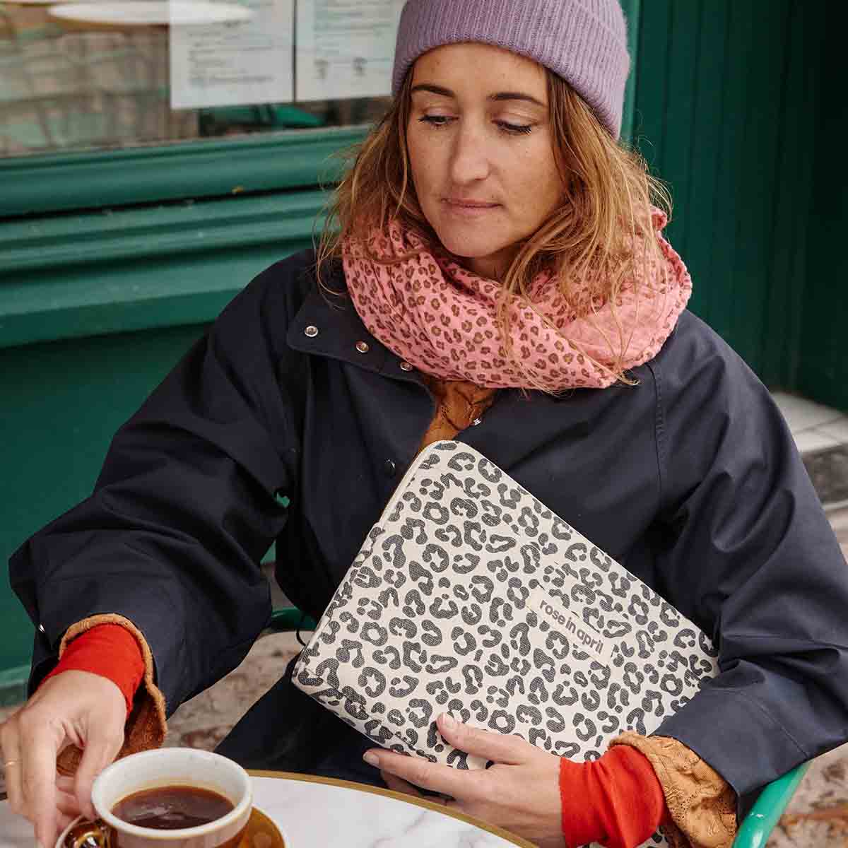 Bianca Mulltuch mit Mini-Leopardenmuster in Geraniumrot: MINI-LEOPARD / L 110*110