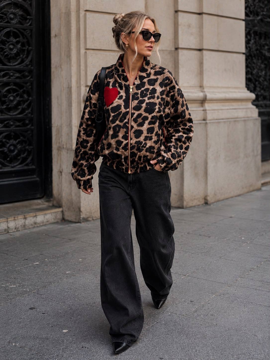 OVERSIZE-LEOPARDEN-BOMBER MIT REISSVERSCHLUSS UND KONTRASTIERENDEM HERZ – DIE STATEMENT-JACKE (Kopie): LEOPARD / L