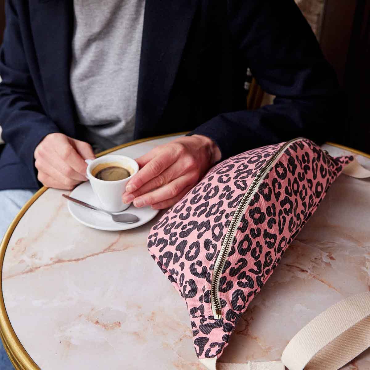Damen Bauchtasche Graou mit Leopardenmuster: ERDBEERE / Graou