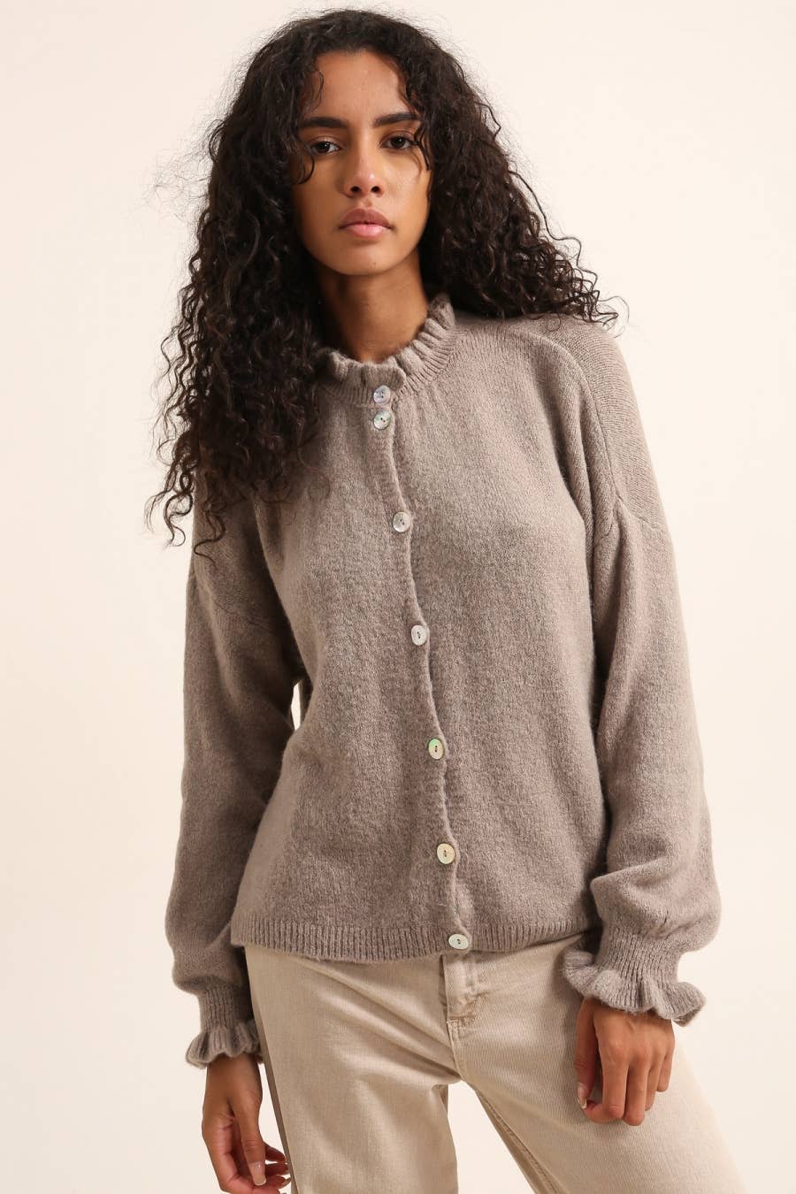Strickjacke mit ALPAKA-Kragen REF. 8012: Schokolade