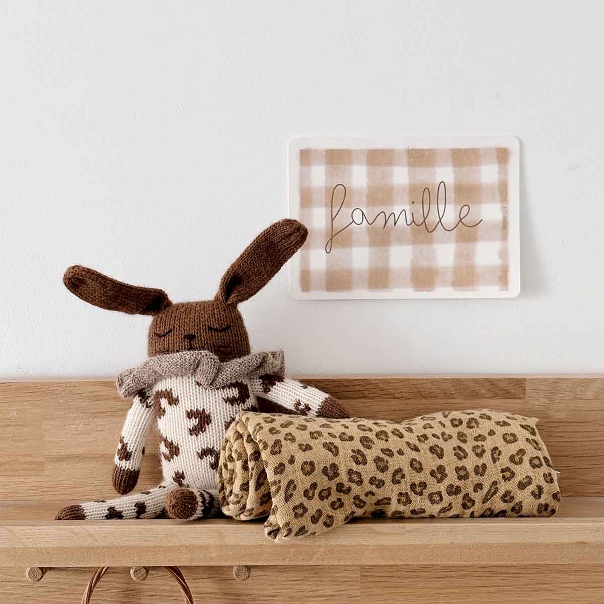 Bianca Mulltuch mit Mini-Leopardenmuster in Kaffee: MINI-LEOPARD / L 110*110