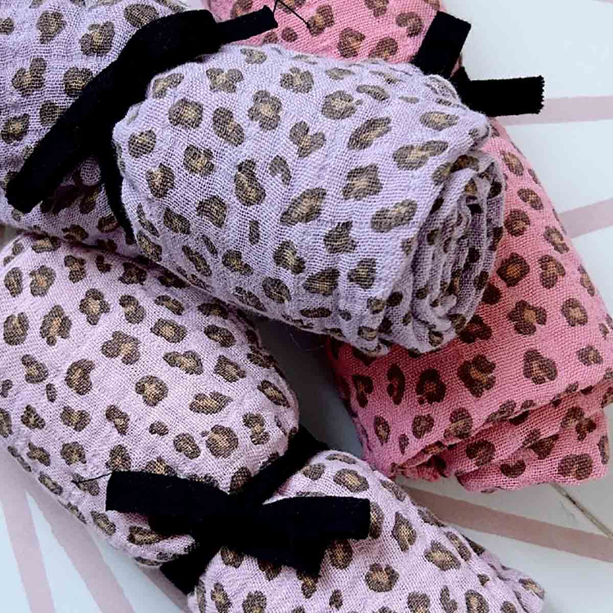Bianca Mulltuch mit Mini-Leopardenmuster in Geraniumrot: MINI-LEOPARD / L 110*110