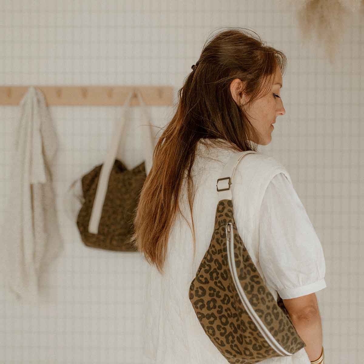 GRAU-OLIVGRÜNE GÜRTELTASCHE: Graou