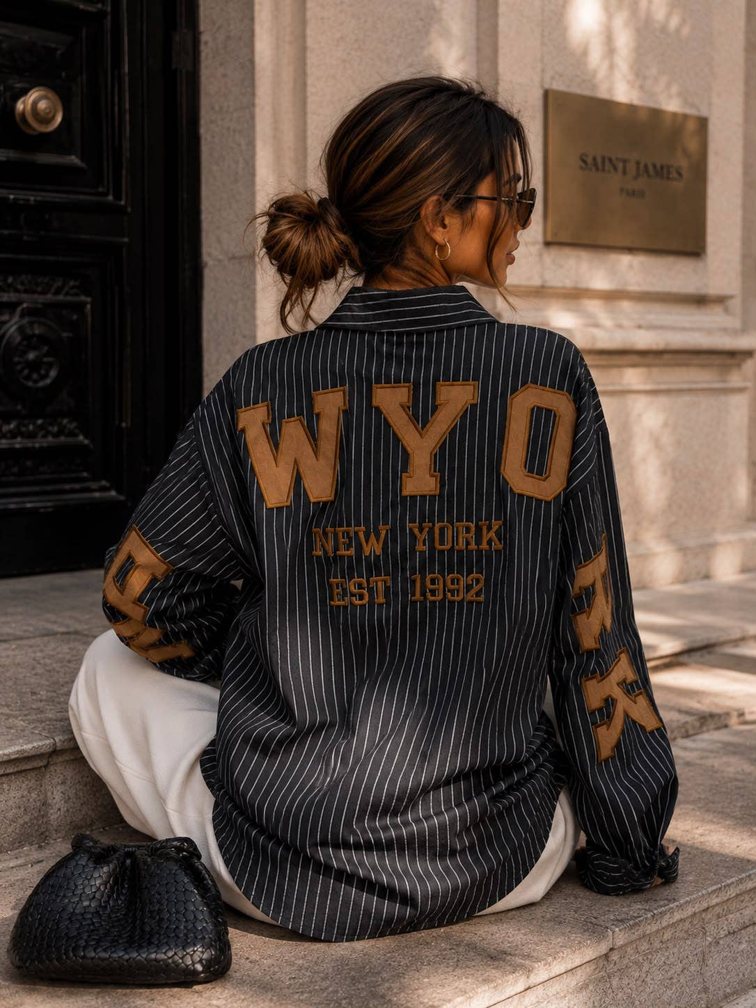 Oversize-gestreifte Damenbluse – Varsity-Stickereien New York: Braun / SM