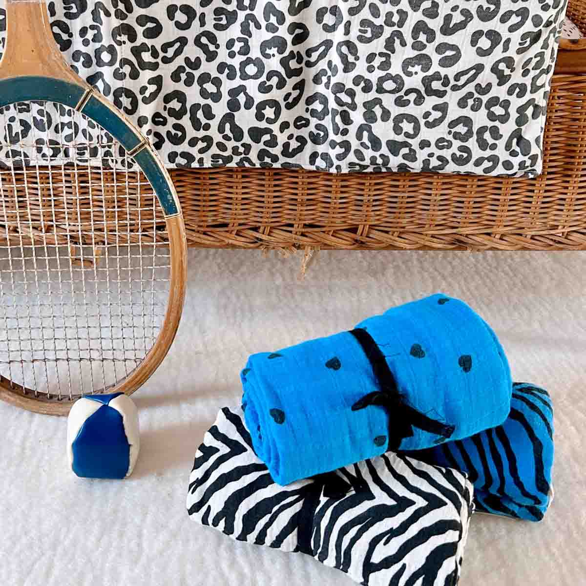 BIANCA Mulltuch mit Herz-Print in Greek Blue: GRIECHISCH BLAU / HERZ / M 70*70