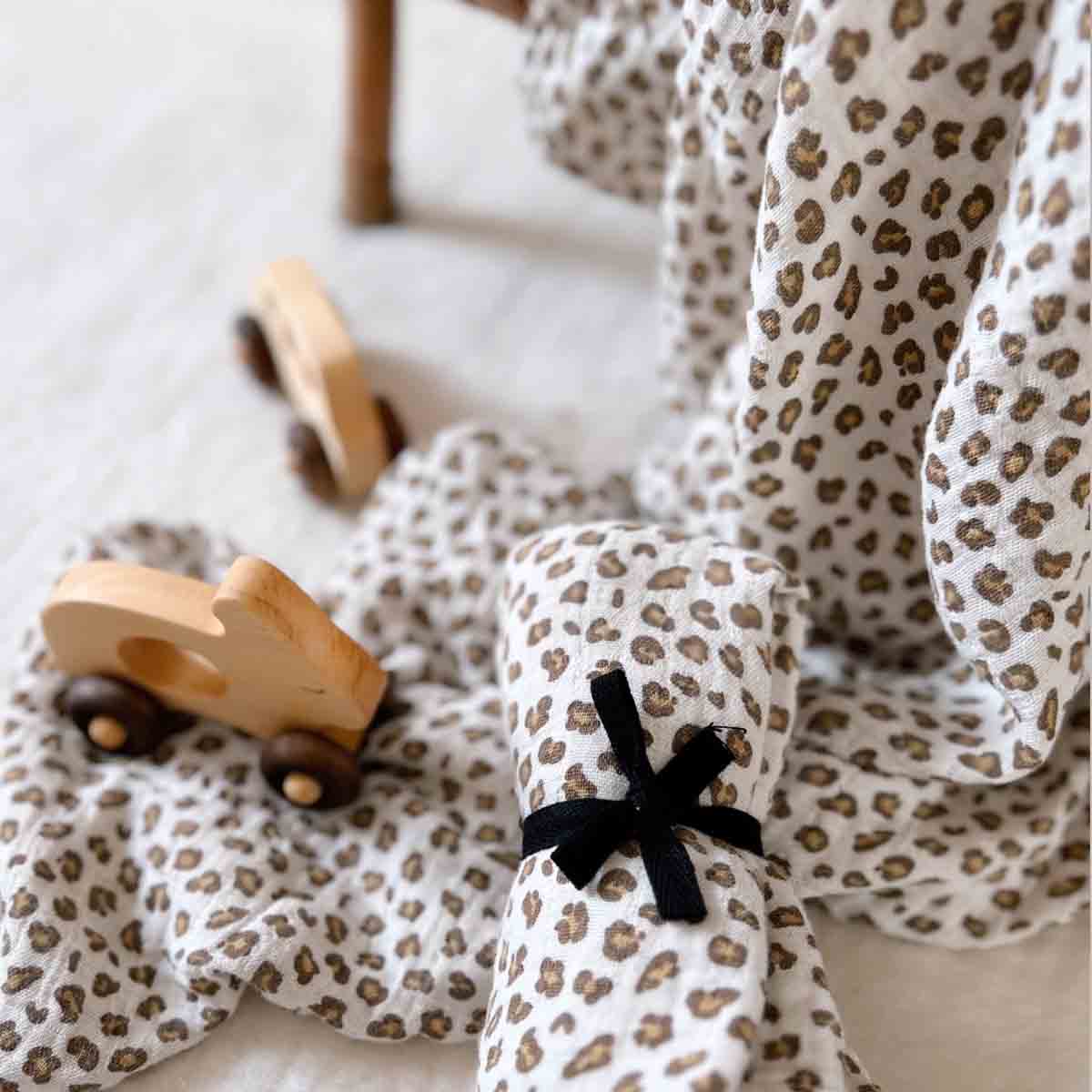 Bianca Mulltuch mit Mini-Leopardenmuster in Greige: MINI-LEOPARD / M 70x70
