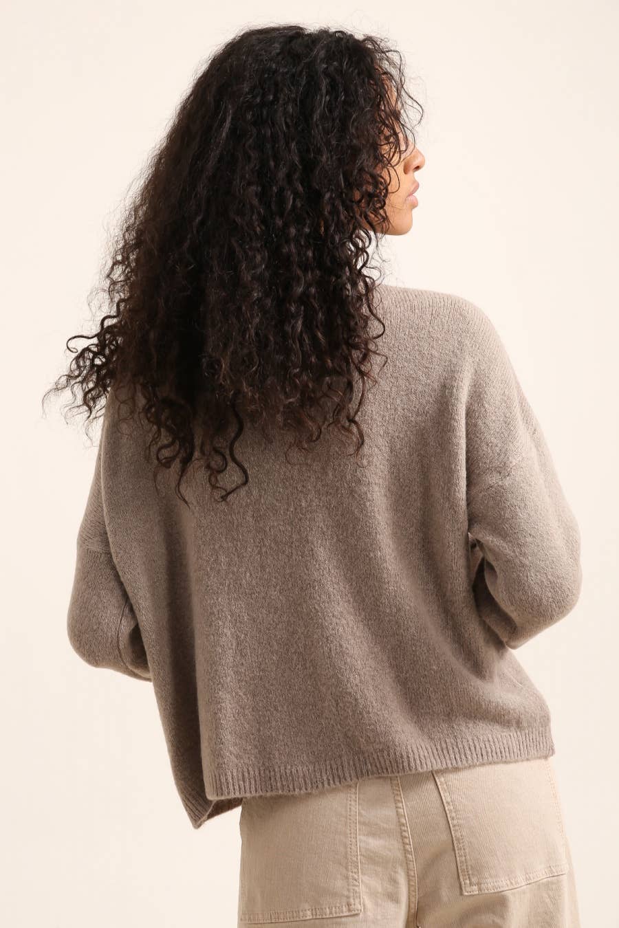 Strickjacke mit ALPAKA-Kragen REF. 8012: Schokolade