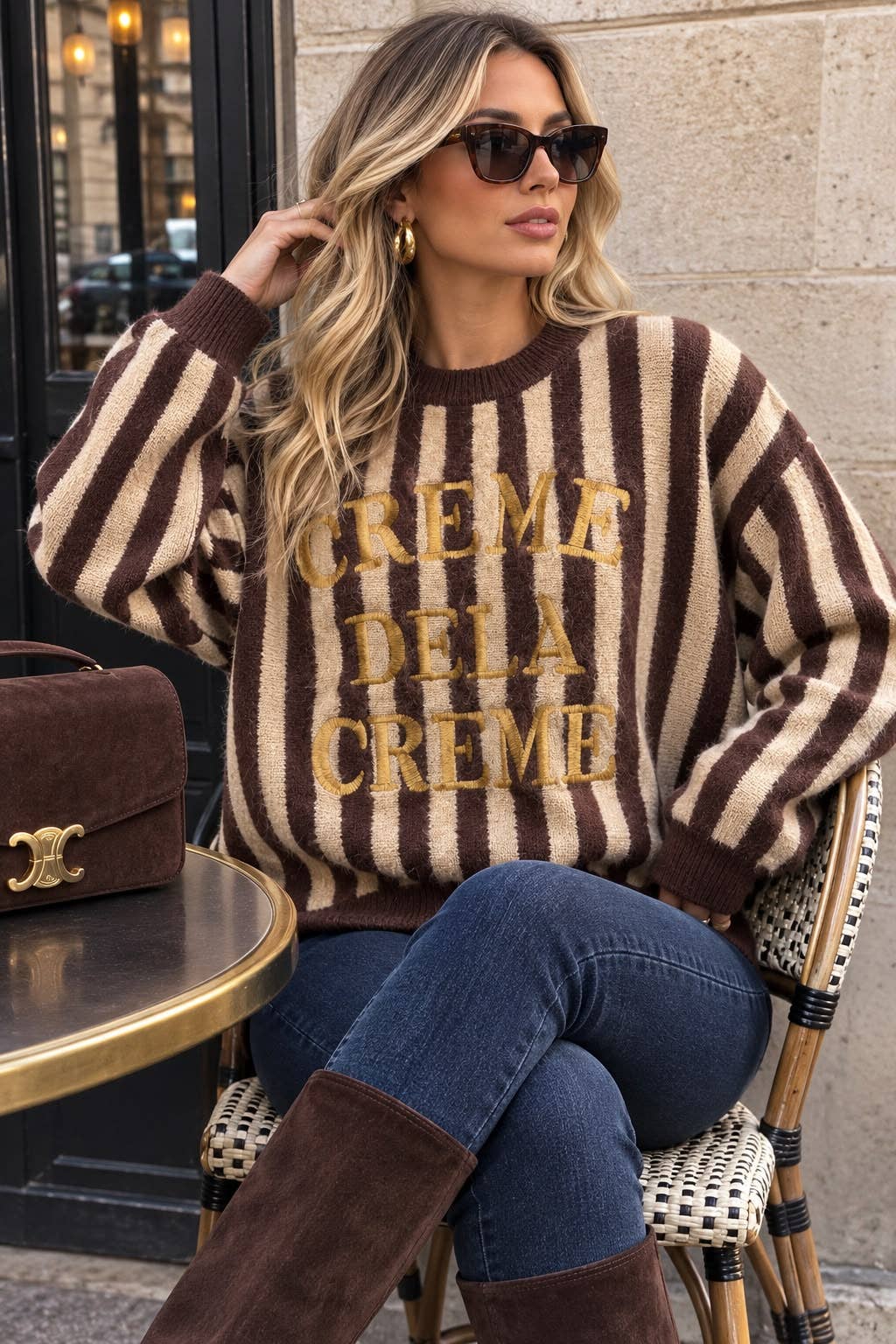 Oversize-Damenpullover mit vertikalen Streifen – Stickerei „Crème de la Crème“ & weicher Strick: Braun / TU 38-42