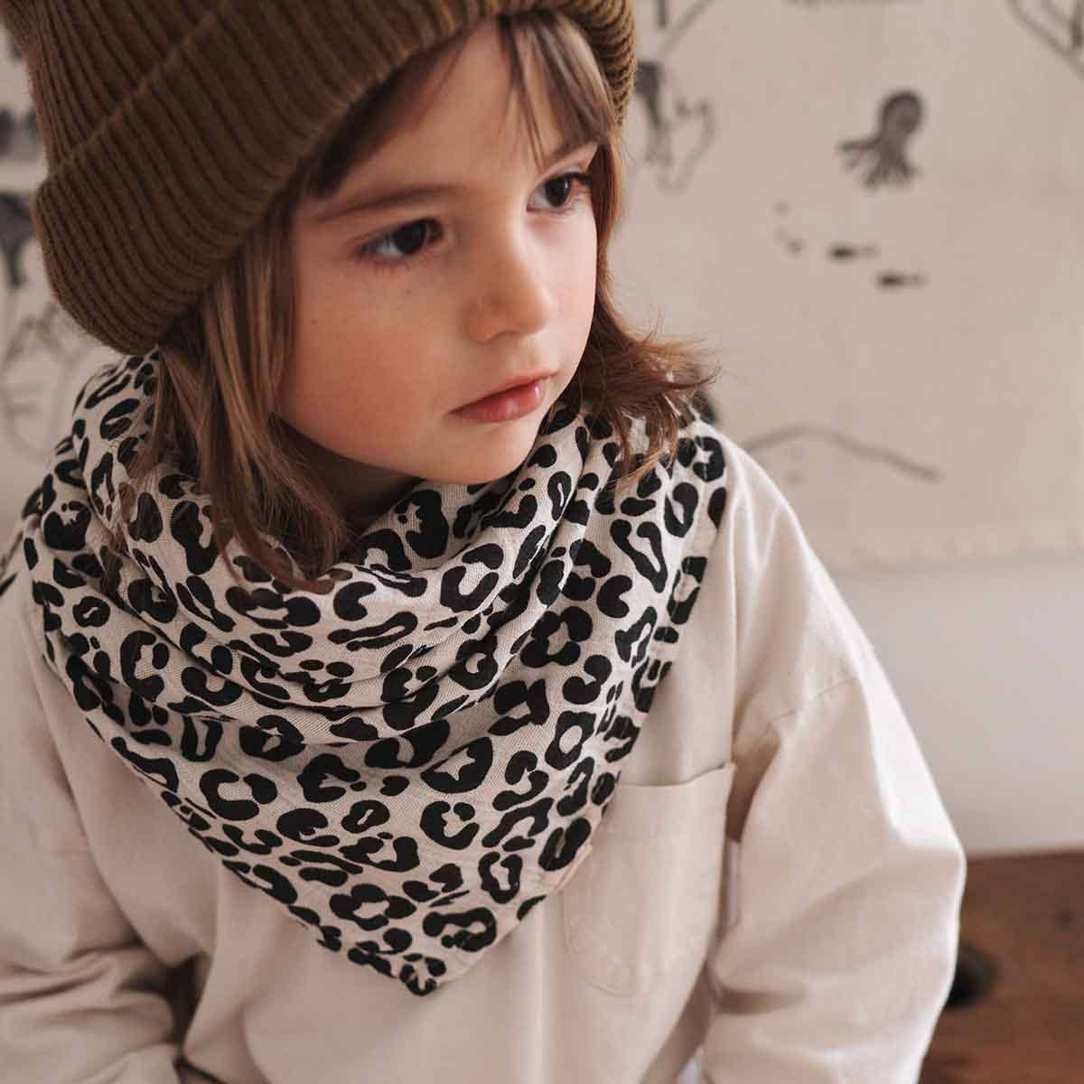 BIANCA Mullwickeldecke mit Leopardenmuster in Greige: GRAOU / M 70x70