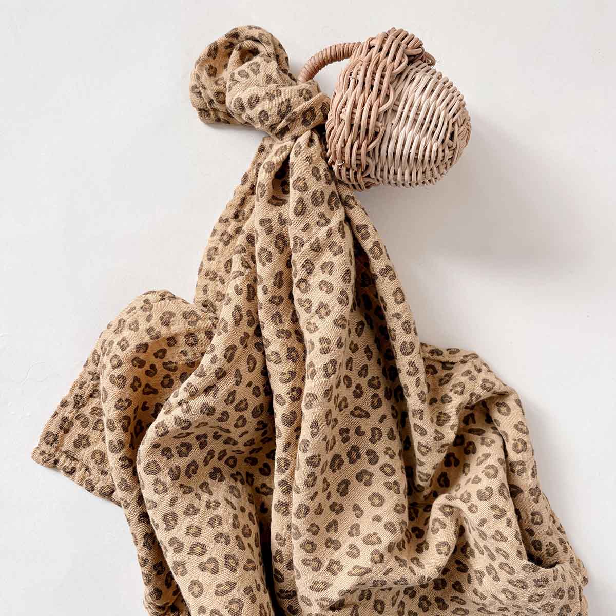 Bianca Mulltuch mit Mini-Leopardenmuster in Kaffee: MINI-LEOPARD / L 110*110