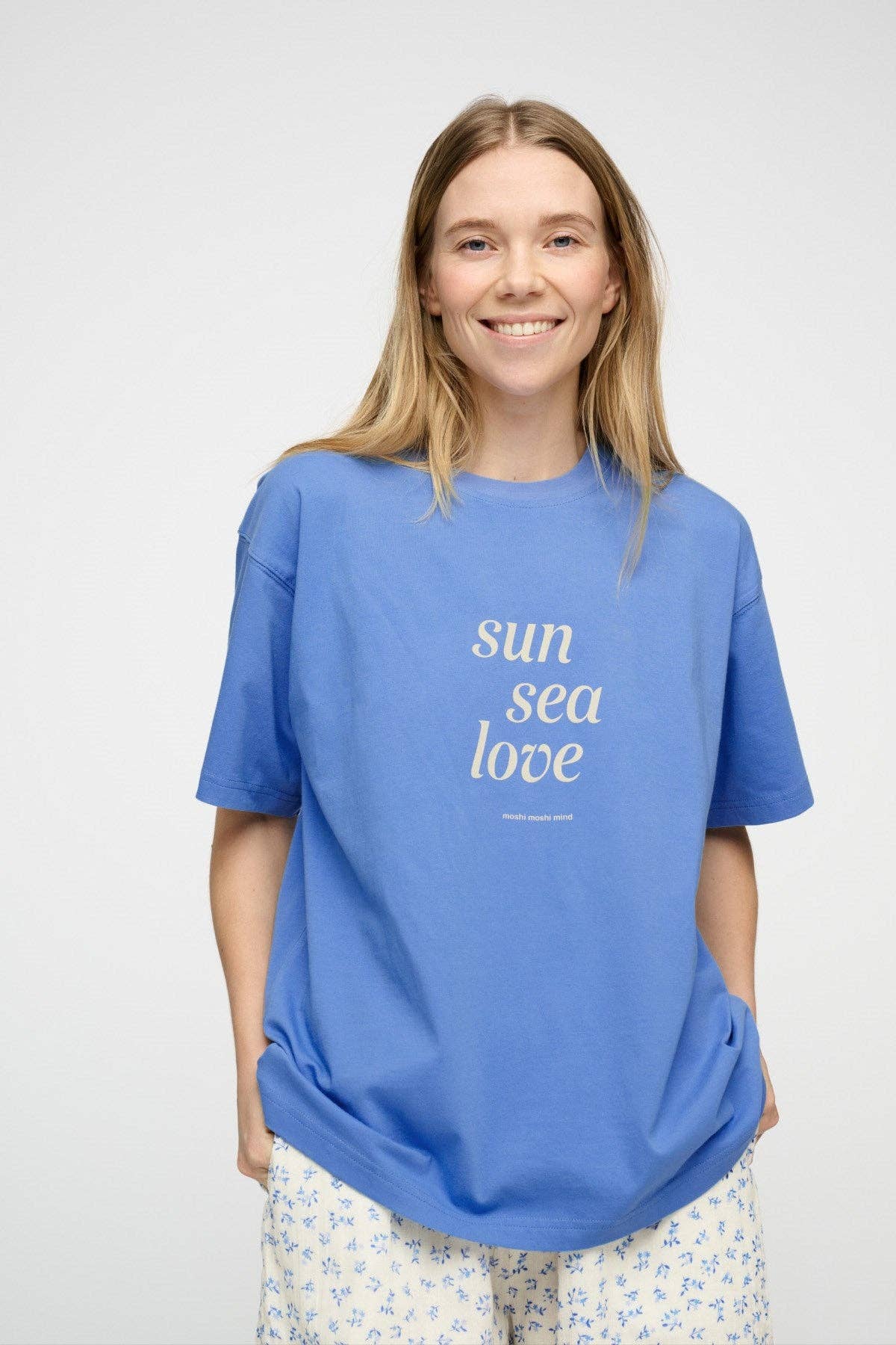 Statement-T-Shirt in oversized Passform: Himmelblau / ecru / M /L