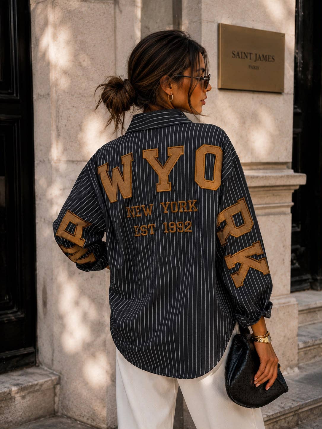 Oversize-gestreifte Damenbluse – Varsity-Stickereien New York: Braun / SM