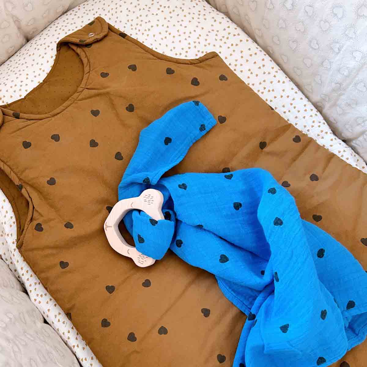 BIANCA Mulltuch mit Herz-Print in Greek Blue: GRIECHISCH BLAU / HERZ / M 70*70