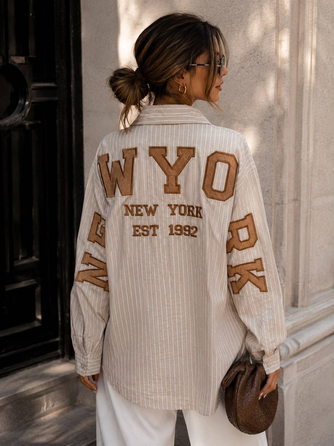 Oversize-gestreifte Damenbluse – Varsity-Stickereien New York: Brun / ML
