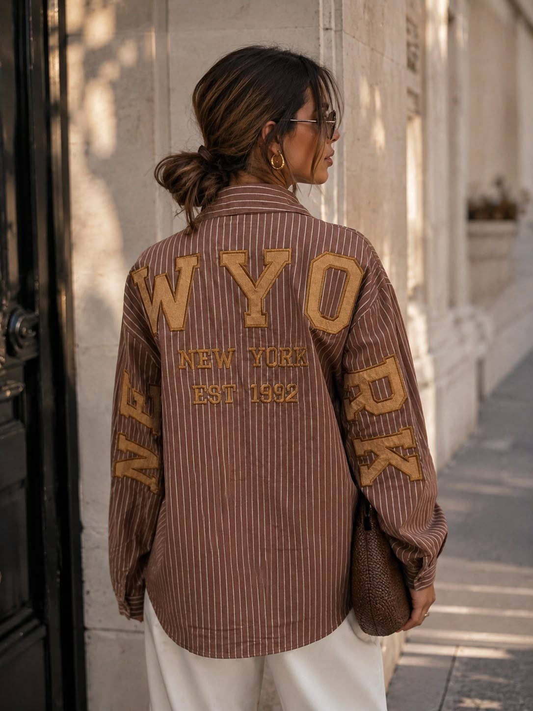 Oversize-gestreifte Damenbluse – Varsity-Stickereien New York: Braun / SM
