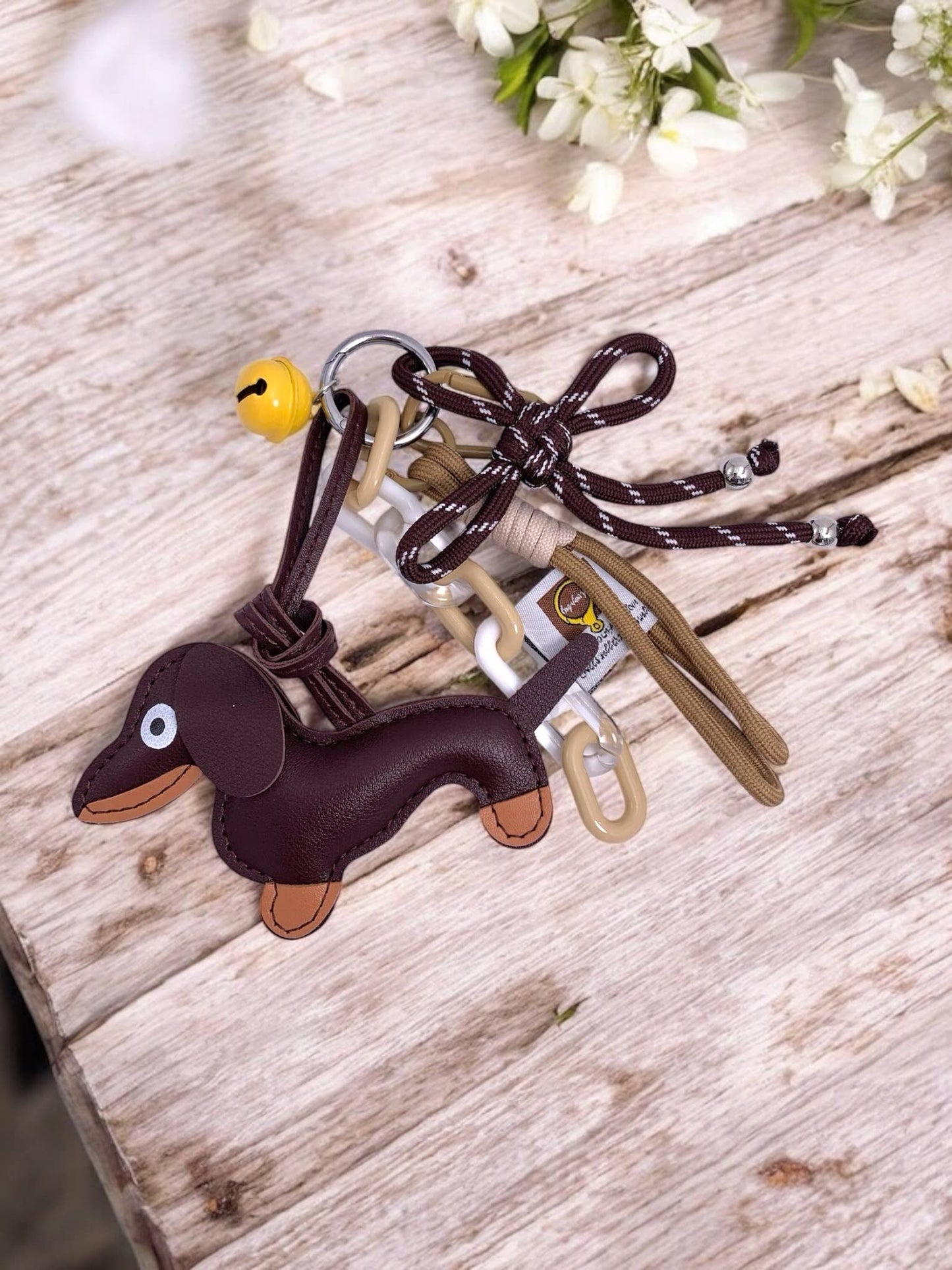 Taschenanhänger und Schlüsselanhänger Hund mit Glocke PC16: Braun / Synthetisch