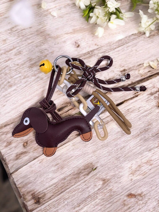 Taschenanhänger und Schlüsselanhänger Hund mit Glocke PC16: Braun / Synthetisch