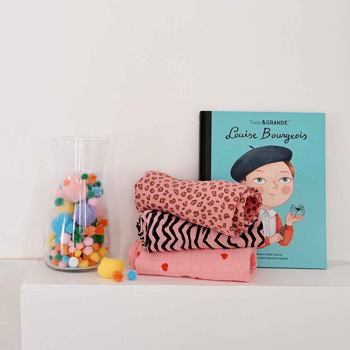 Bianca Mulltuch mit Mini-Leopardenmuster in Geraniumrot: MINI-LEOPARD / L 110*110