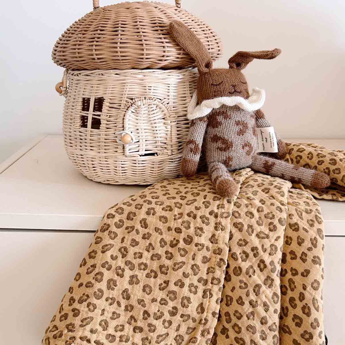 Bianca Mulltuch mit Mini-Leopardenmuster in Kaffee: MINI-LEOPARD / L 110*110
