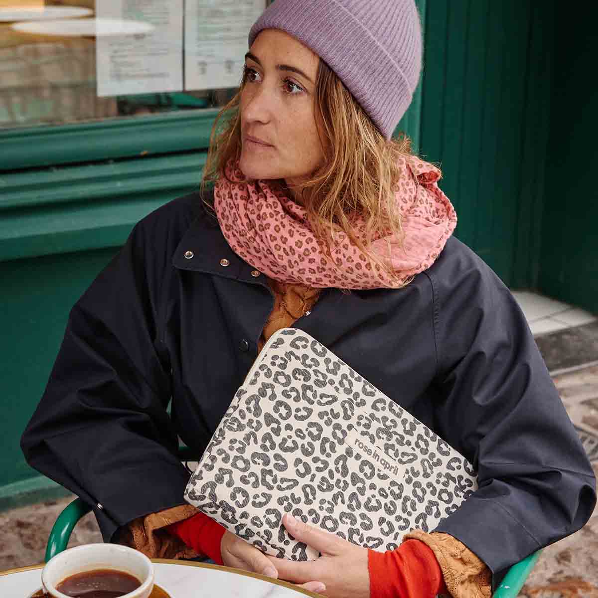Bianca Mulltuch mit Mini-Leopardenmuster in Geraniumrot: MINI-LEOPARD / L 110*110