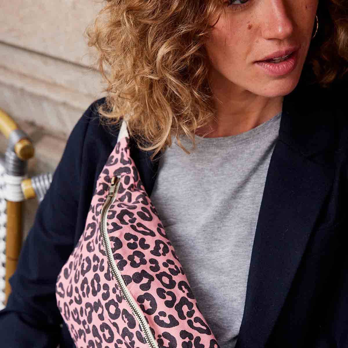 Damen Bauchtasche Graou mit Leopardenmuster: ERDBEERE / Graou