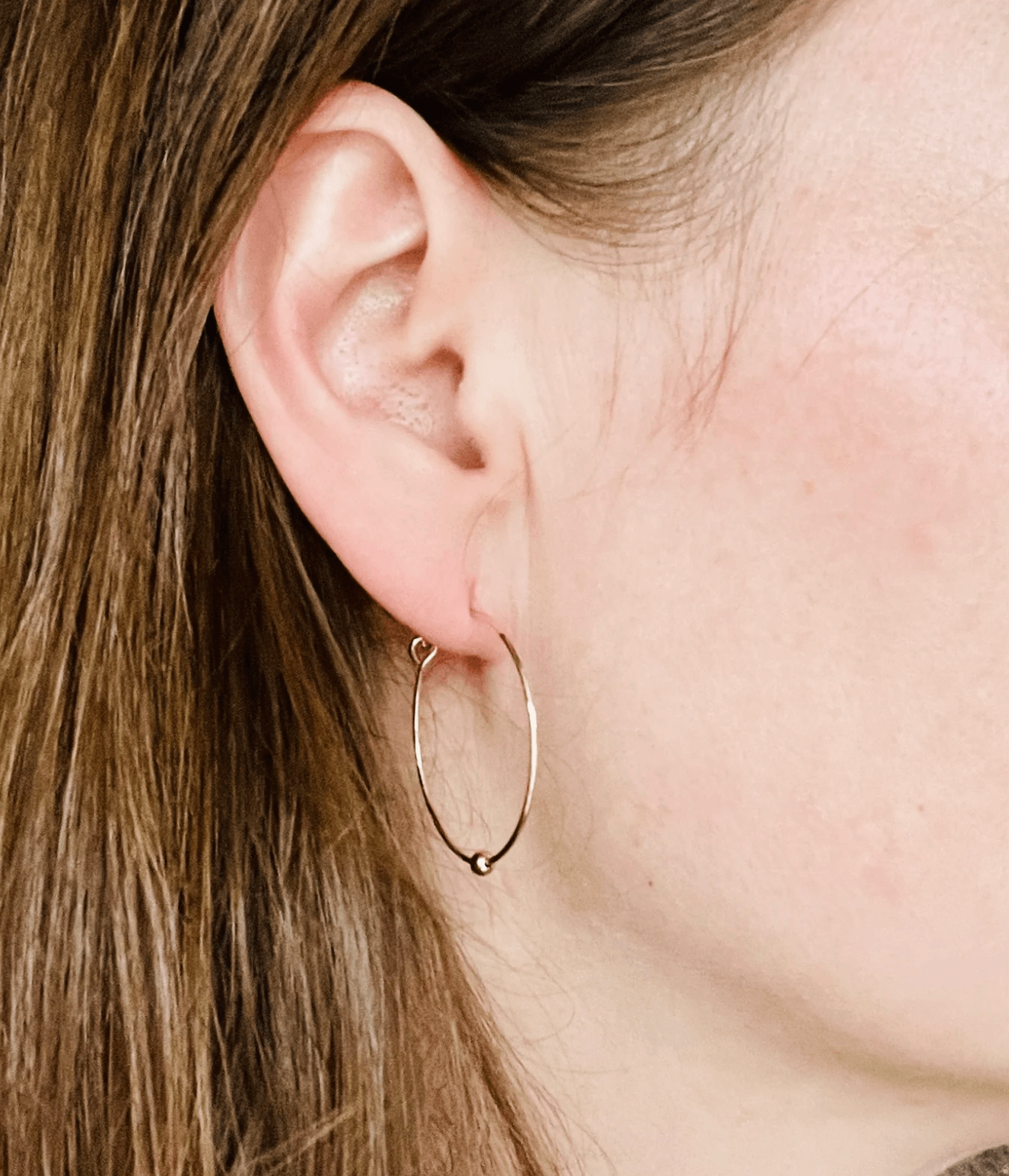 Hoops aus vergoldetem Edelstahl mit Toho Seed Perlen in blau rot: Gold