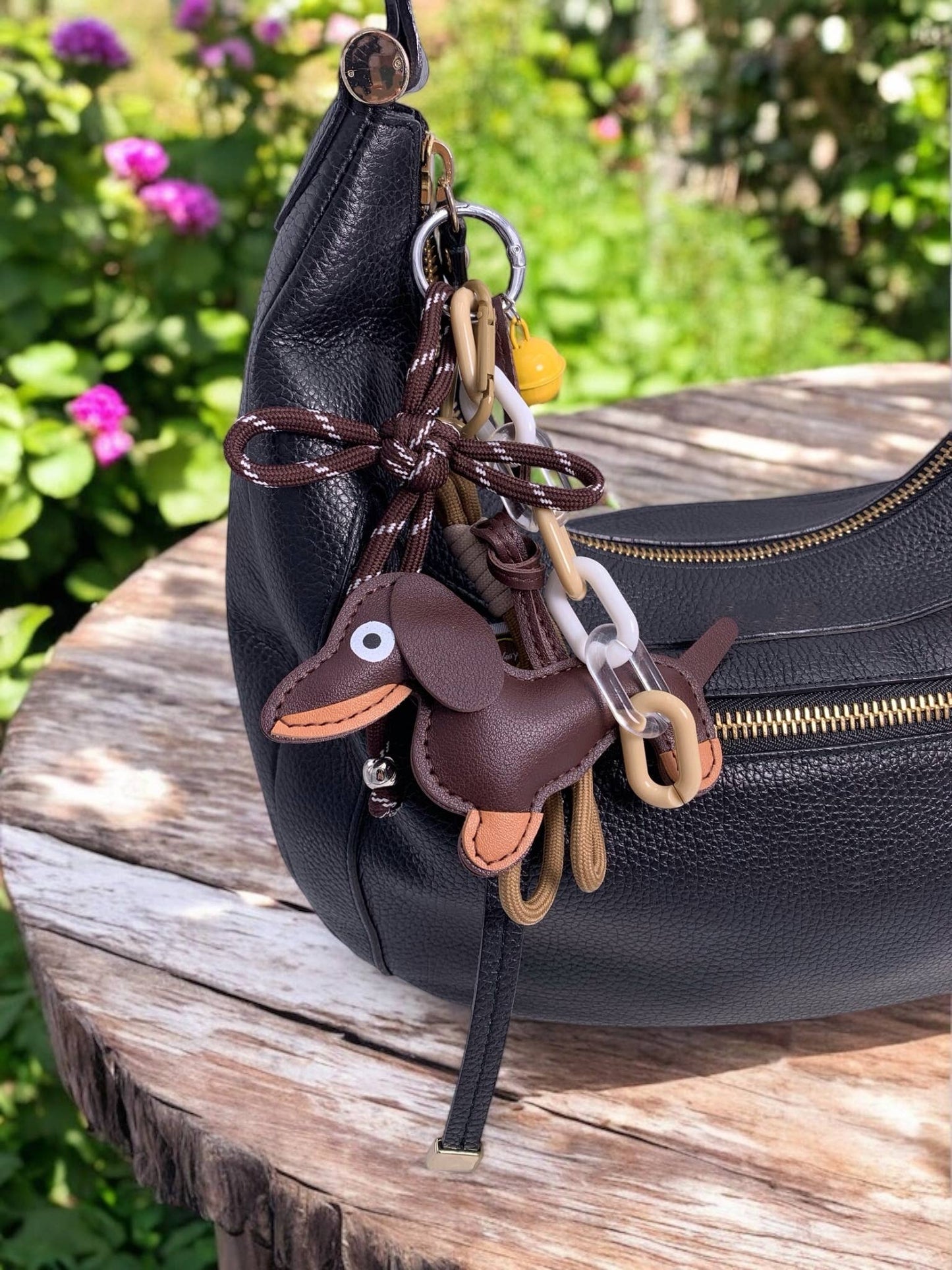 Taschenanhänger und Schlüsselanhänger Hund mit Glocke PC16: Braun / Synthetisch