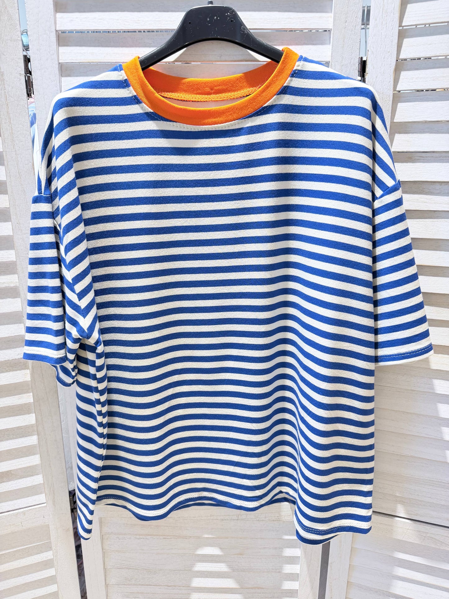 Gestreiftes T-Shirt mit Rundhalsausschnitt: Blau / SIE