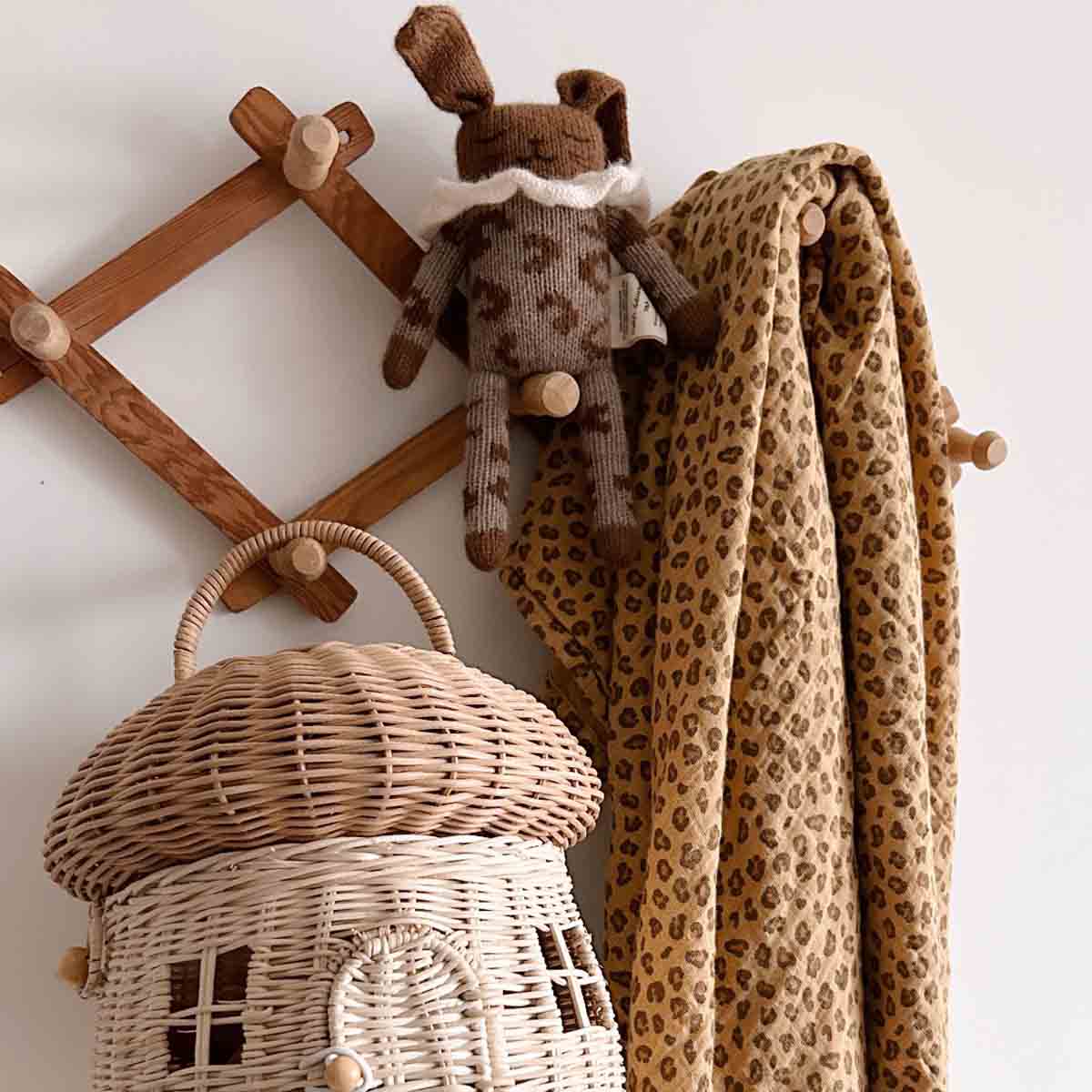 Bianca Mulltuch mit Mini-Leopardenmuster in Kaffee: MINI-LEOPARD / L 110*110