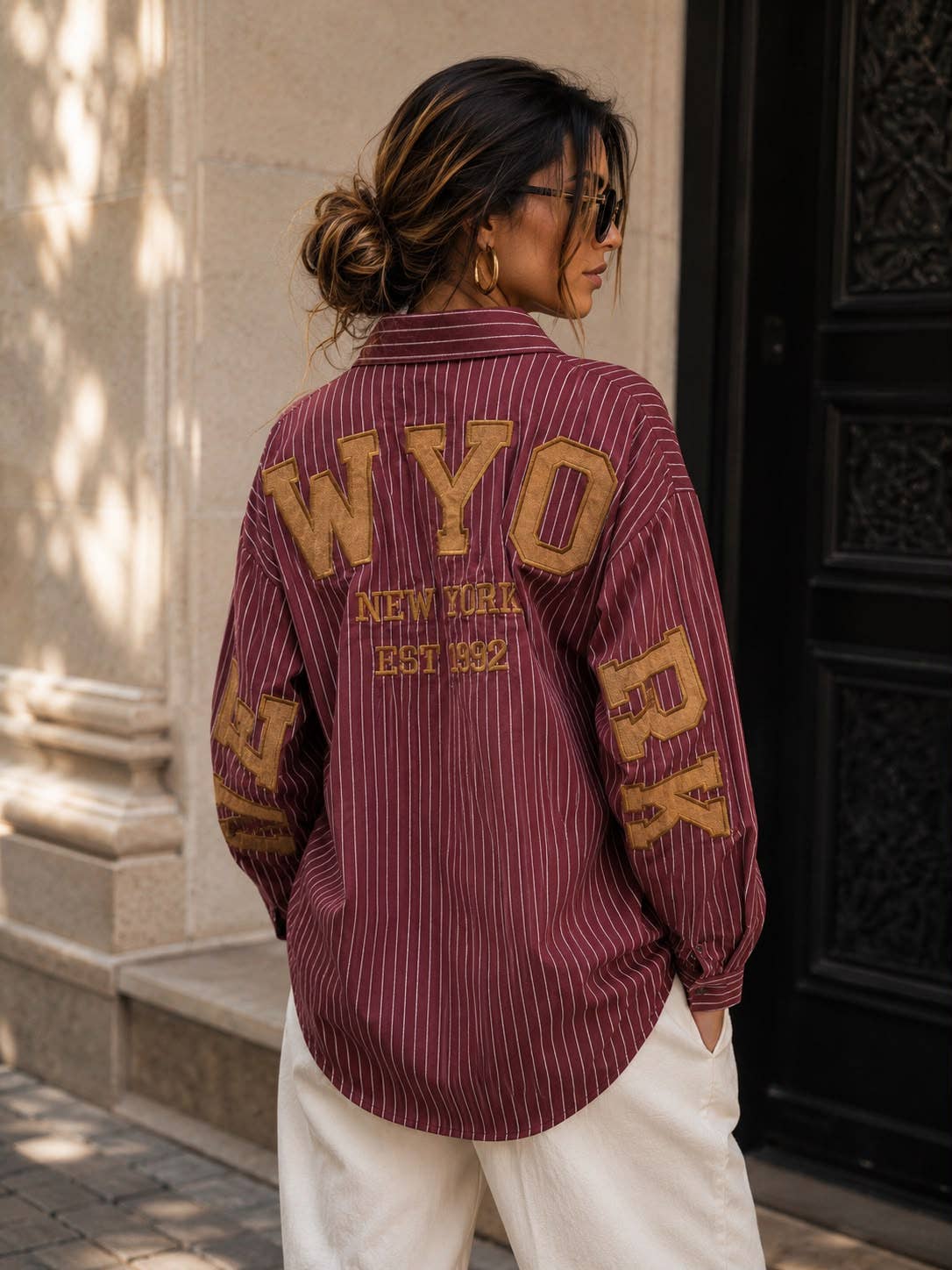 Oversize-gestreifte Damenbluse – Varsity-Stickereien New York: Braun / SM