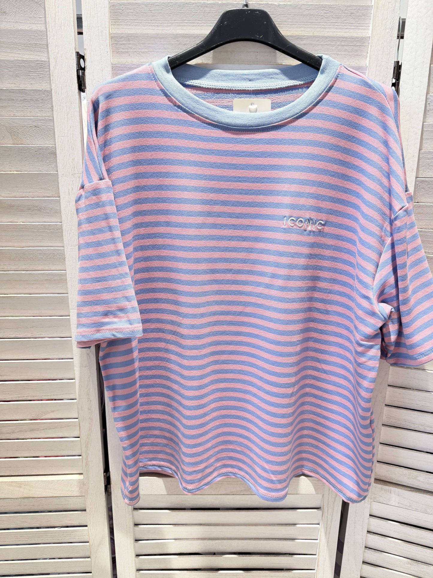 Modernes gestreiftes T‑Shirt: Rose bébé / Taille unique