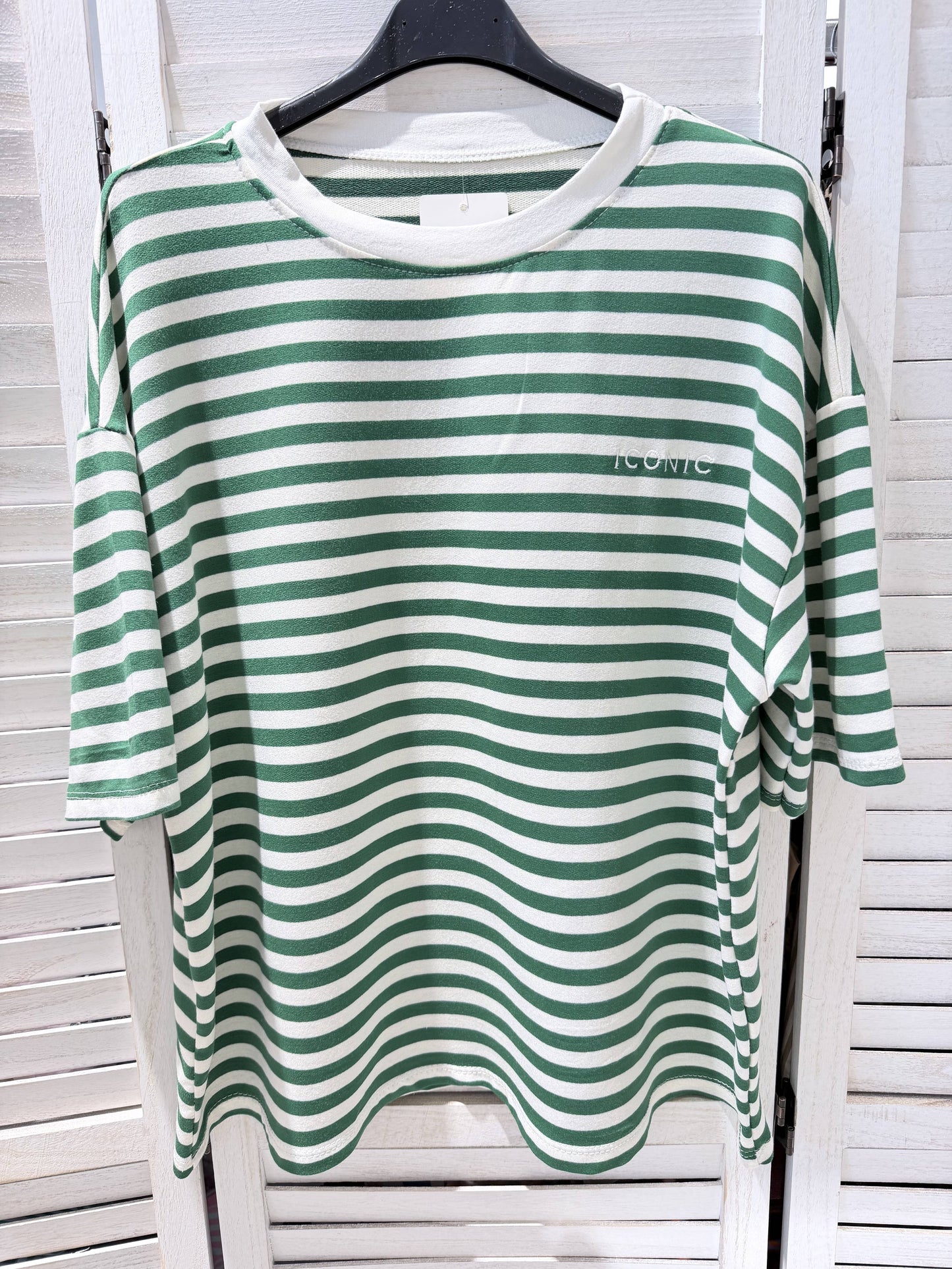 Gestreiftes T-Shirt mit kurzen Ärmeln: Flasche Grün / Eine Größe