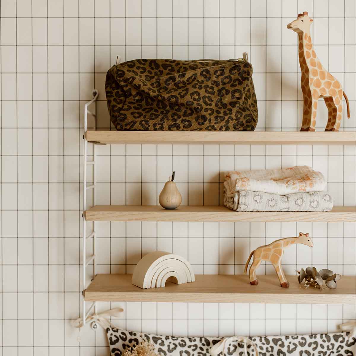 VIC Kulturtasche mit Leopardenmuster in Olive
